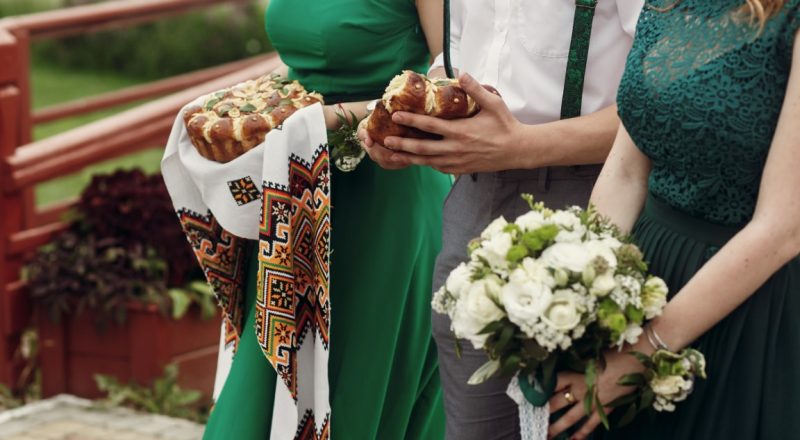 Cómo combinar un vestido verde para una boda