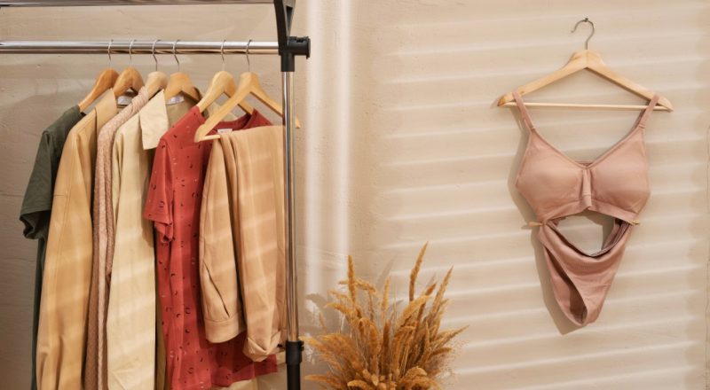 Cómo Combinar Pantalones de Color Camel para Mujer