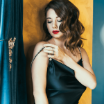 ¿Cómo complementar un vestido negro para una boda?